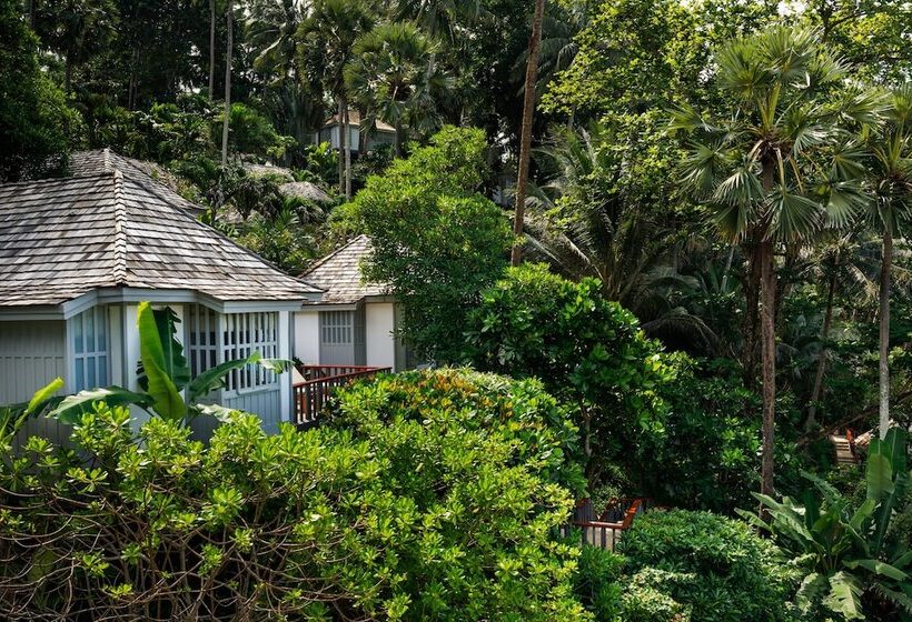 בית מלון כפרי The Surin Phuket