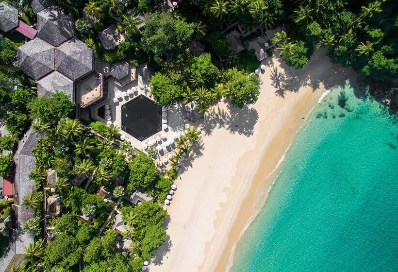 בית מלון כפרי The Surin Phuket