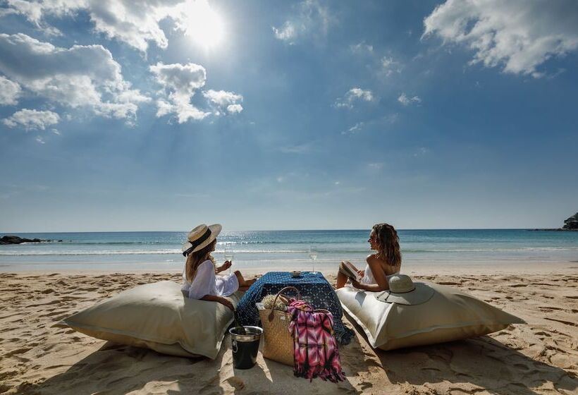 בית מלון כפרי The Surin Phuket