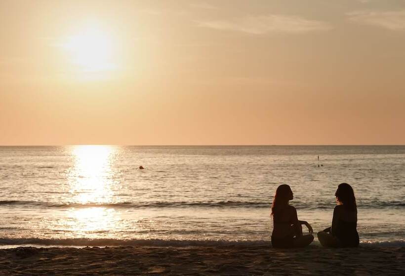 בית מלון כפרי The Surin Phuket