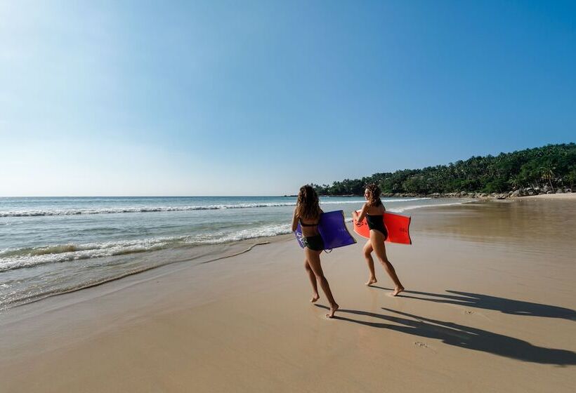 בית מלון כפרי The Surin Phuket