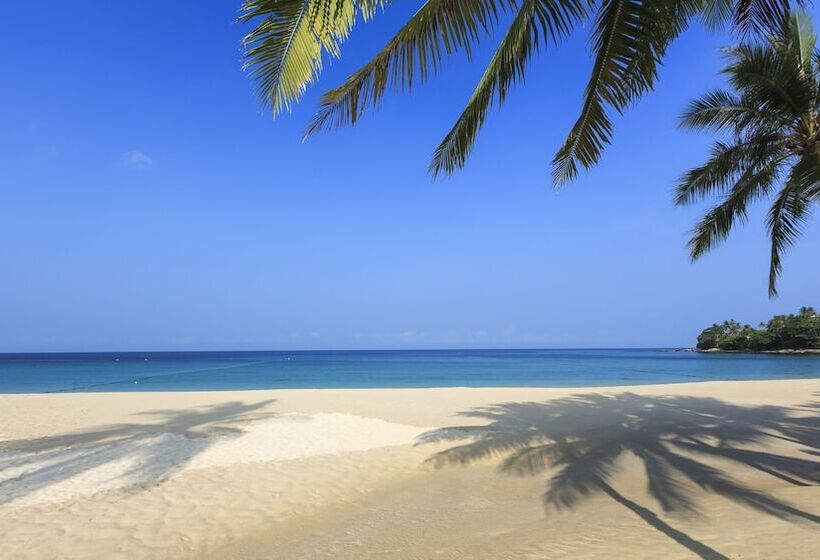 בית מלון כפרי The Surin Phuket