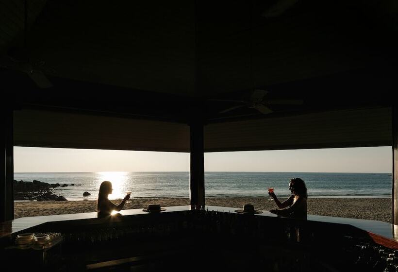 בית מלון כפרי The Surin Phuket