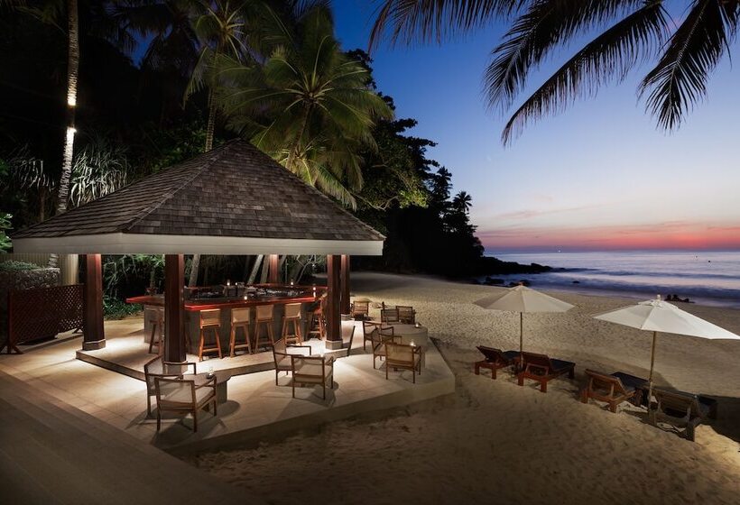 בית מלון כפרי The Surin Phuket