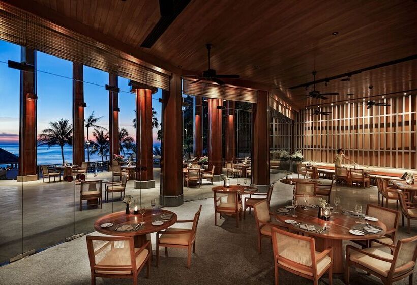 בית מלון כפרי The Surin Phuket