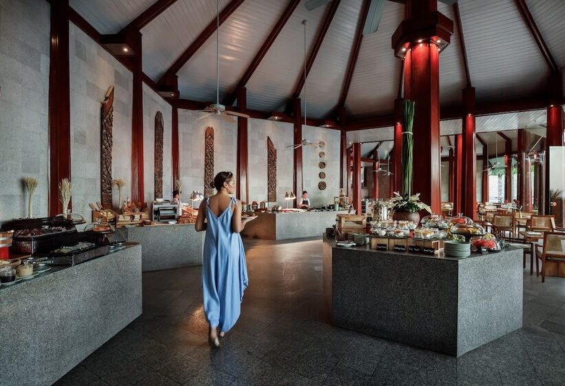 בית מלון כפרי The Surin Phuket