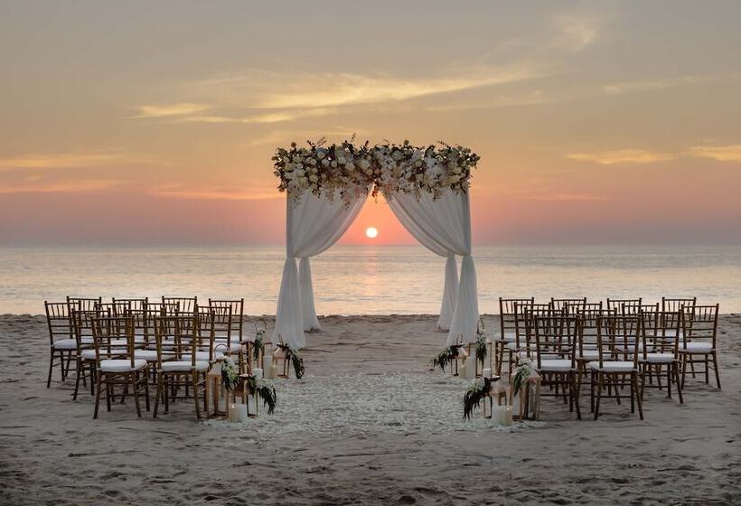 בית מלון כפרי The Surin Phuket