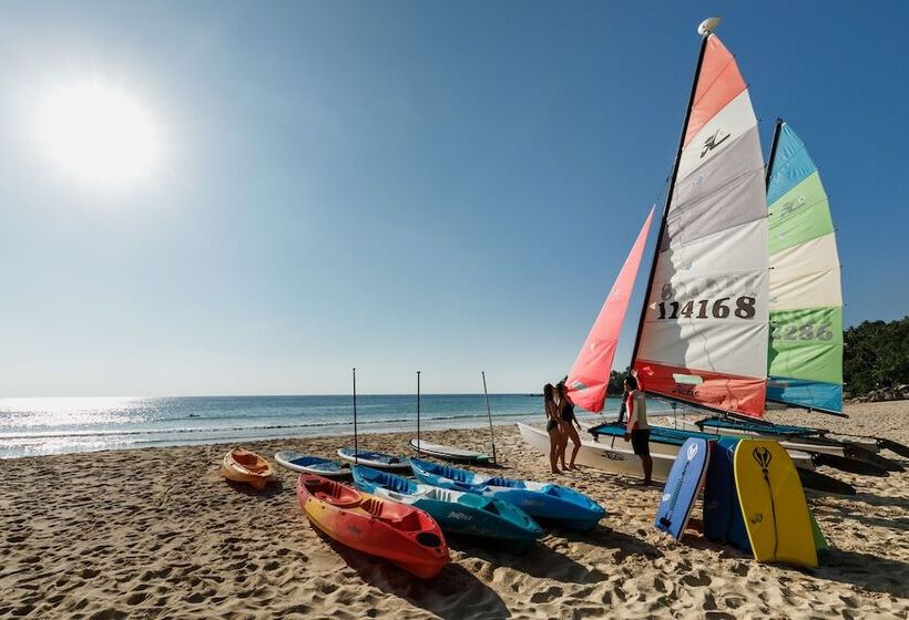 בית מלון כפרי The Surin Phuket