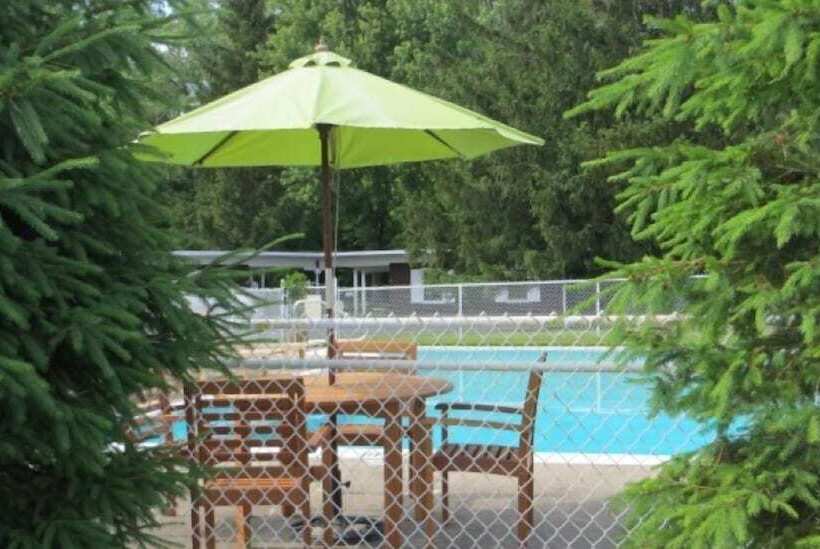 فندق صغير Whispering Winds Motel