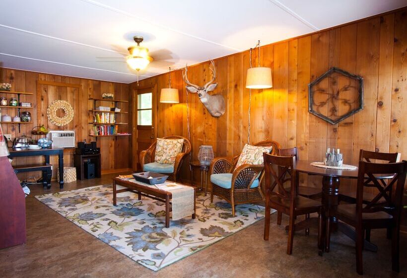 فندق صغير Whispering Winds Motel