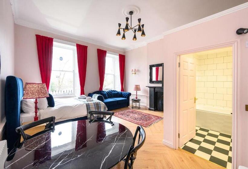 مبيت وإفطار Queen Charlotte Guesthouse