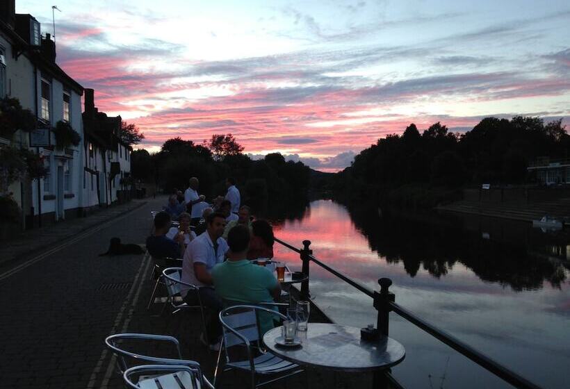 ベッドアンドブレックファースト The Mug House Inn