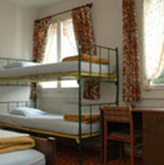 여관 Funny Farm Backpackers