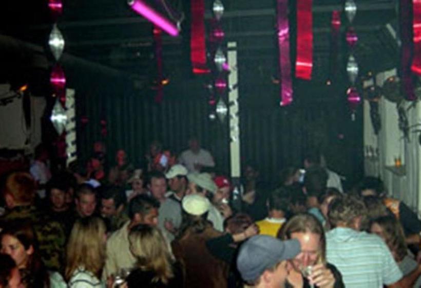 여관 Funny Farm Backpackers