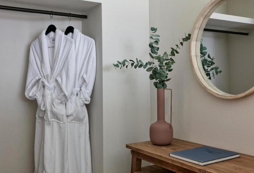 Apanemo Hotel & Suites