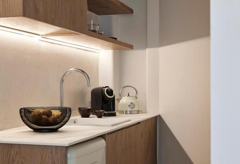 Apanemo Hotel & Suites