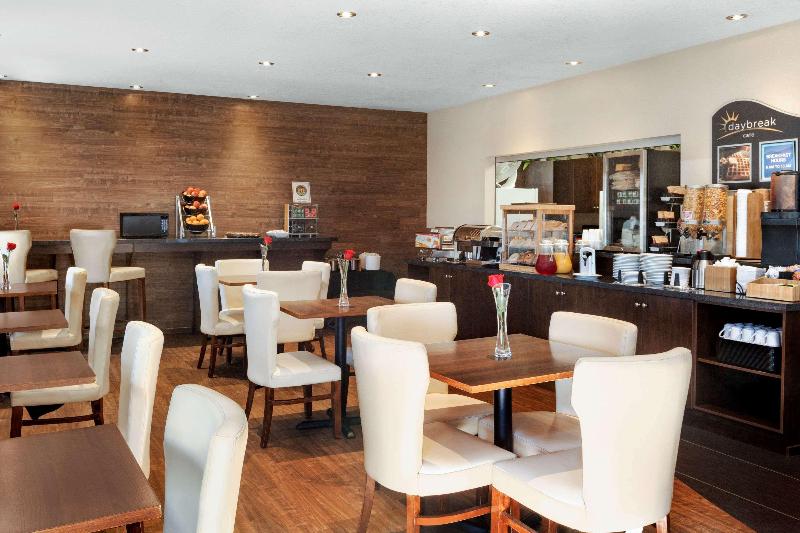 Отель Days Inn By Wyndham Regina Airport West