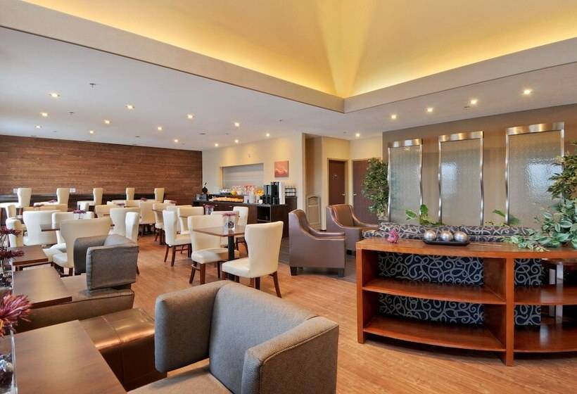 فندق Days Inn By Wyndham Regina Airport West