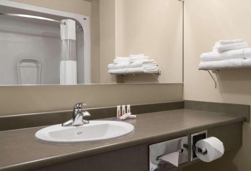 فندق Days Inn By Wyndham Thunder Bay North