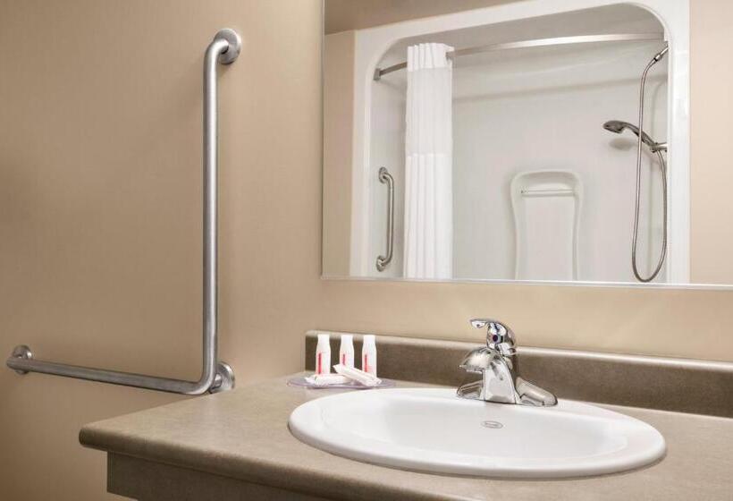 فندق Days Inn By Wyndham Thunder Bay North