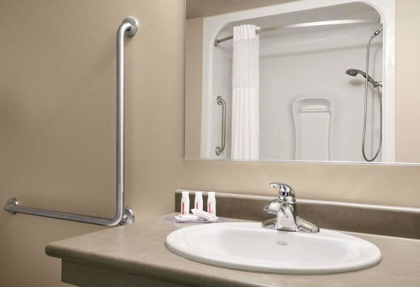 فندق Days Inn By Wyndham Thunder Bay North