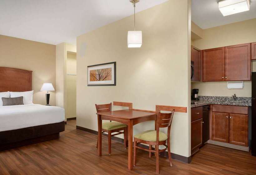 فندق Days Inn & Suites By Wyndham Sherwood Park Edmonton