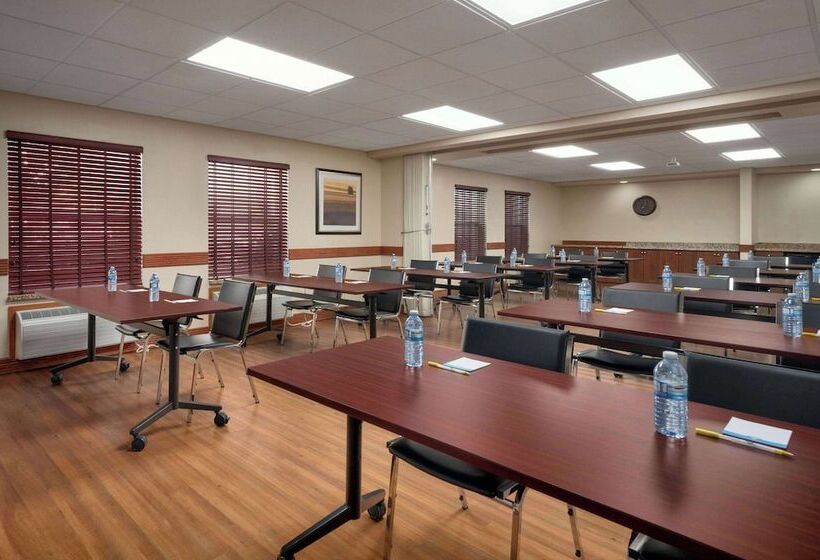 فندق Days Inn & Suites By Wyndham Sherwood Park Edmonton