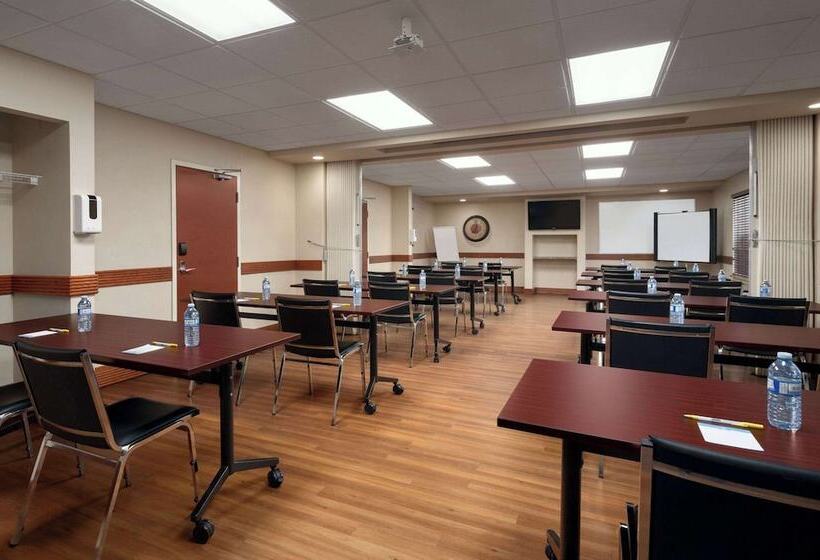 فندق Days Inn & Suites By Wyndham Sherwood Park Edmonton