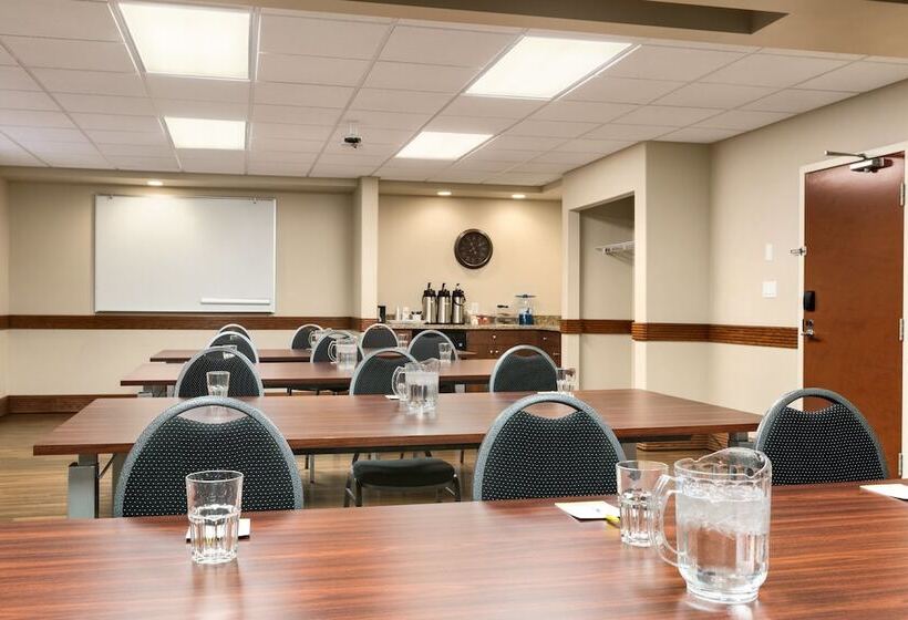 فندق Days Inn & Suites By Wyndham Sherwood Park Edmonton