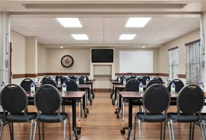 فندق Days Inn & Suites By Wyndham Sherwood Park Edmonton