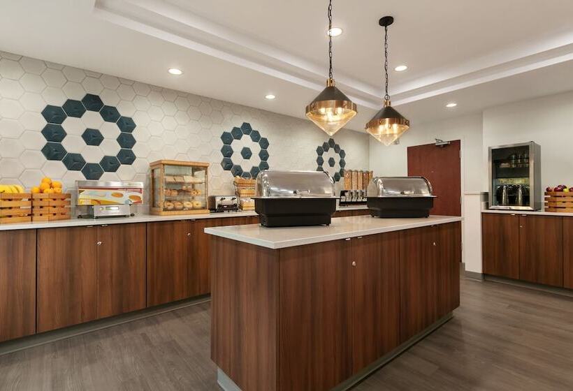 בית מלון כפרי Days Inn & Suites By Wyndham Sherwood Park Edmonton