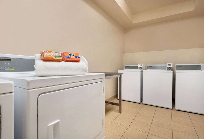 בית מלון כפרי Days Inn & Suites By Wyndham Sherwood Park Edmonton