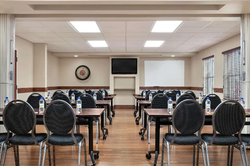 فندق Days Inn & Suites By Wyndham Sherwood Park Edmonton