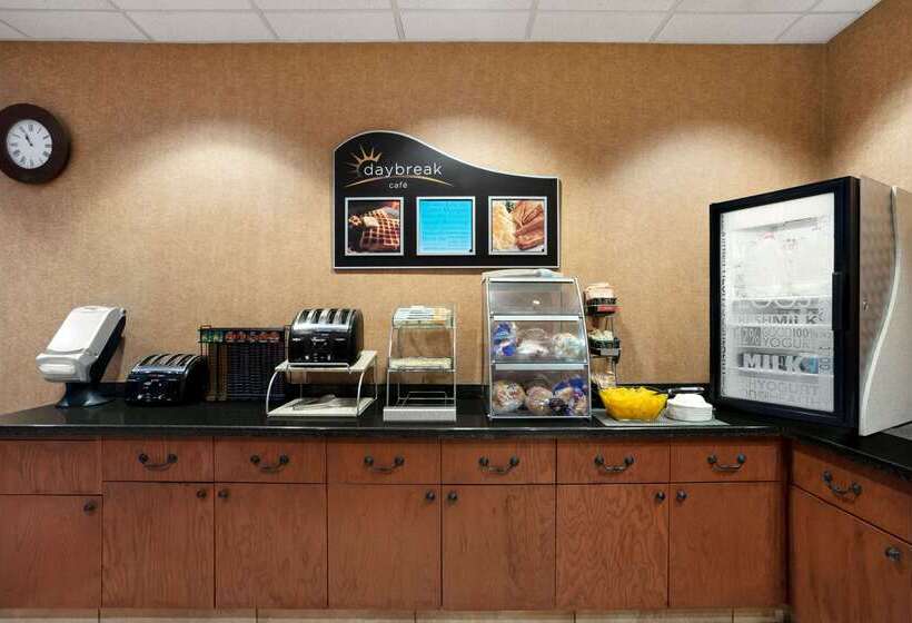 فندق Days Inn & Suites By Wyndham Strathmore