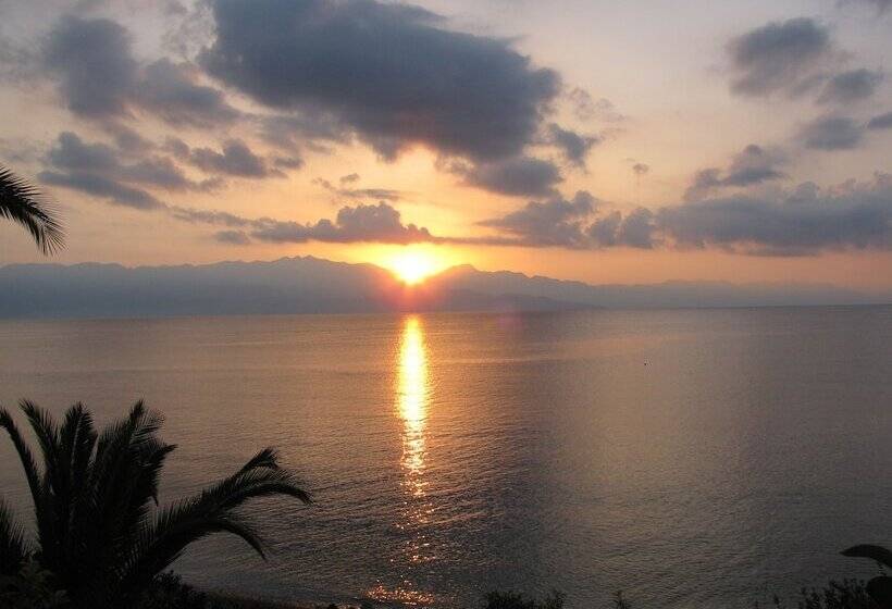 Grekis Beach Hotel And Apartments