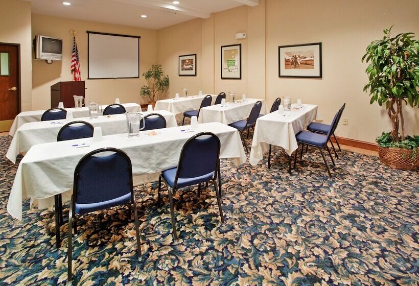 فندق Holiday Inn Express & Suites Farmington By Ihg