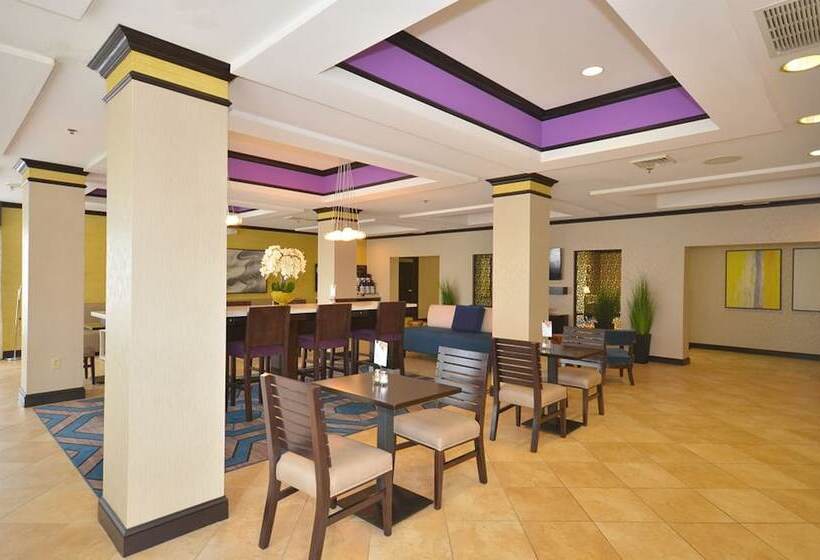 فندق Holiday Inn Express & Suites Farmington By Ihg