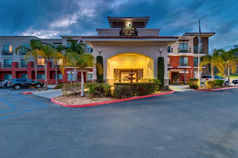 Holiday Inn Express Hotel & Suites Lake Elsinore, An Ihg
