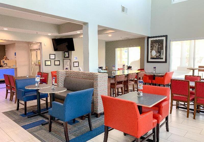 בית מלון כפרי Holiday Inn Express & Suites Lexington Downtown Area Keeneland, An Ihg