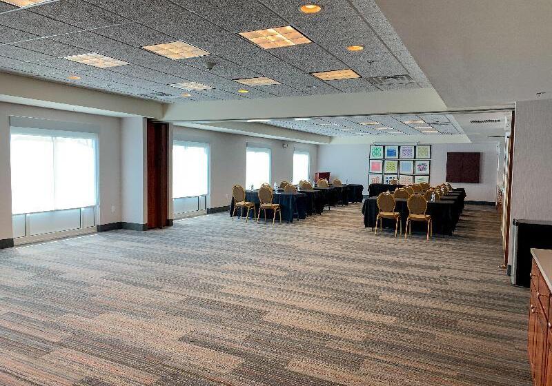 בית מלון כפרי Holiday Inn Express & Suites Lexington Downtown Area Keeneland, An Ihg