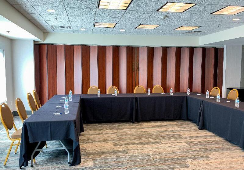 בית מלון כפרי Holiday Inn Express & Suites Lexington Downtown Area Keeneland, An Ihg