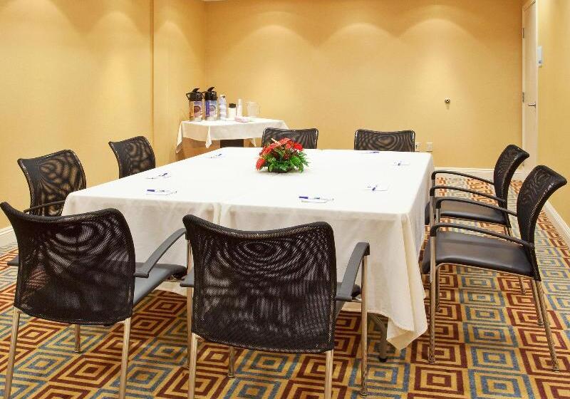 Holiday Inn Express Hotel & Suites Santa Cruz, An Ihg