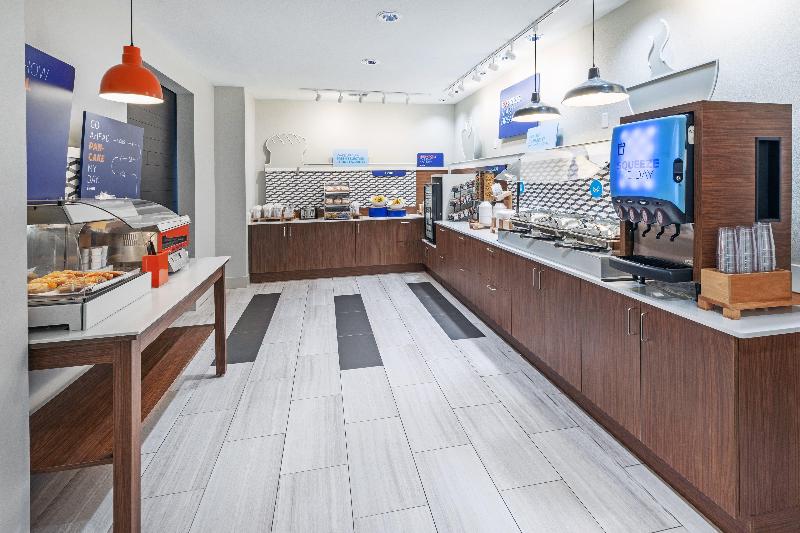 هتل Holiday Inn Express & Suites West By Ihg