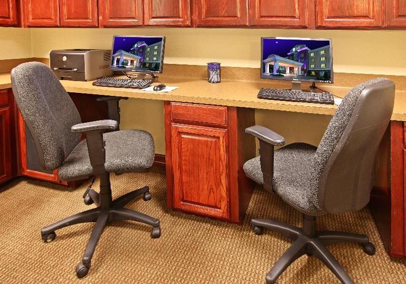 هتل Holiday Inn Express & Suites West By Ihg