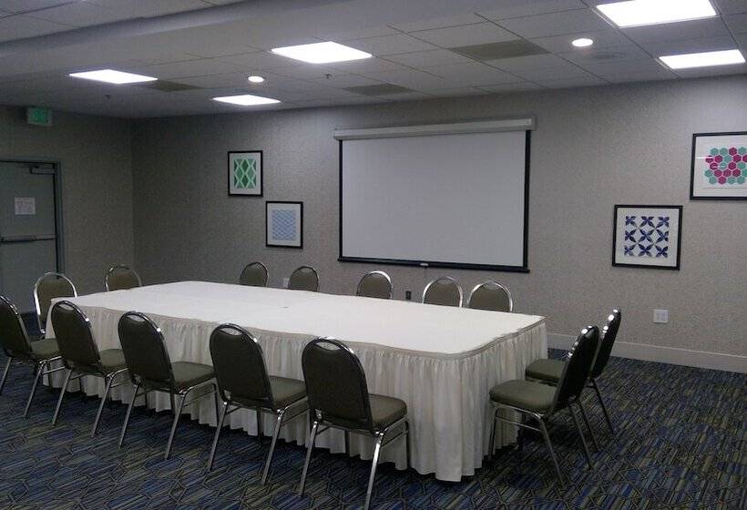 בית מלון כפרי Holiday Inn Express & Suites Tracy, An Ihg