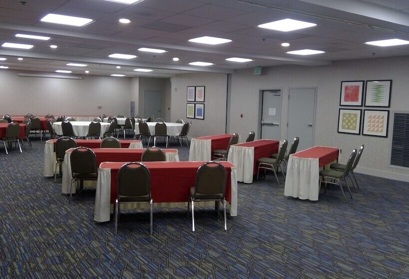 בית מלון כפרי Holiday Inn Express & Suites Tracy, An Ihg