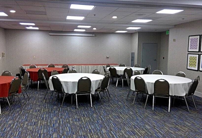 בית מלון כפרי Holiday Inn Express & Suites Tracy, An Ihg