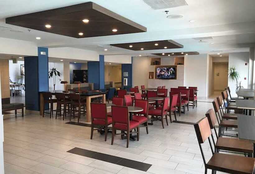 בית מלון כפרי Holiday Inn Express & Suites Tracy, An Ihg