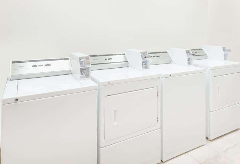 فندق Ramada By Wyndham Olds