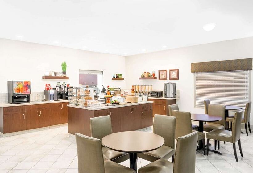 فندق Ramada By Wyndham Olds